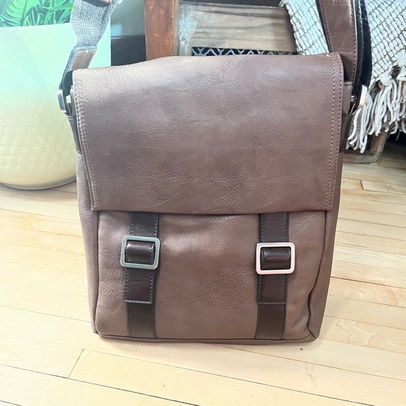 ESPE Vegan Leather Brown Tote, Magnetic flap/zipper closure, see notes below - Picture 3 of 16